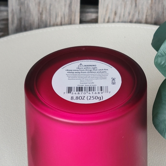 Chesapeake Bay Raspberry Coconut Candle with Wooden Lid - Picture 3 of 3